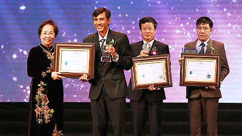 Phó Chủ tịch nước Nguyễn Thị Doan trao giải thưởng Chất lượng quốc gia cho các doanh nghiệp.