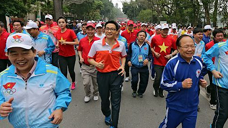  Phó Thủ tướng Vũ Đức Đam, Bộ trưởng Hoàng Tuấn Anh xuống đường cùng  gần 3.000 người tham gia Ngày chạy Olympic vì sức khỏe toàn dân. 