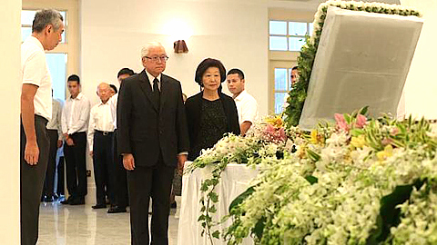 Tổng thống Xinh-ga-po Tô-ni Tan Keng Giam và phu nhân đến viếng cố Thủ tướng Lý Quang Diệu. Ảnh: Internet