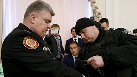 Cảnh sát Ukraine bắt giữ một quan chức tại cuộc họp ngày 25-3. (Nguồn: Reuters)