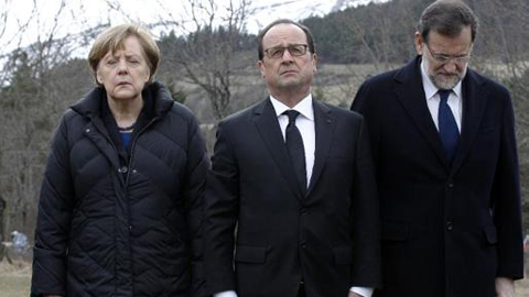 Thủ tướng Đức An-giê-la Méc-ken, Tổng thống Pháp Phrăng-xoa Ô-lăng-đơ và Thủ tướng Tây Ban Nha Ma-ri-a-nô Ra-hoi tưởng niệm các nạn nhân của vụ tai nạn. Ảnh: AFP