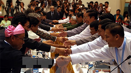 Các thành viên Ủy ban Kiến tạo Hòa bình liên bang và đại diện nhóm sắc tộc thiểu số có vũ trang  đàm phán ở Yangon.