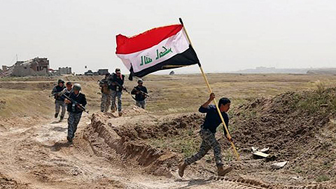 Lực lượng quân đội Iraq treo cờ ở những địa bàn vừa giành được từ tay Nhà nước Hồi giáo (ảnh: AP)