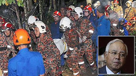 Hoạt động tìm kiếm thi thể các nạn nhân vụ rơi trực thăng ở Malaysia diễn ra suốt đêm qua; Thủ tướng Najib (ảnh nhỏ) công bố thảm kịch rơi trực thăng trước báo chí