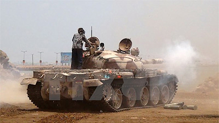 Các tay súng Phong trào Miền nam ủng hộ Tổng thống Mansour Hadi giao tranh với phiến quân Houthi tại Mansura, thành phố Aden ngày 4-4. (Ảnh: TTXVN)