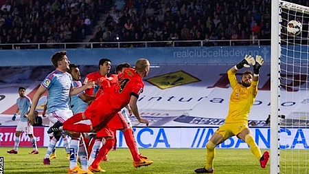  Cú đánh đầu của Mathieu, giúp Barcelona ghi bàn thắng duy nhất của trận đấu. (ảnh: Getty Images) 