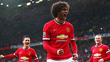  M. Fellaini (giữa) tiếp tục tỏa sáng, ghi bàn cho M.U. 