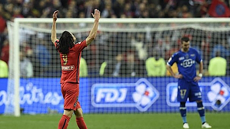  Edinson Cavani mừng chiến thắng sau khi ghi hai bàn thắng vào lưới Bastia. 