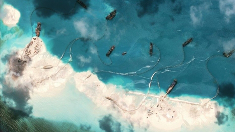 Hành động cải tạo bãi đá của Trung Quốc trên Biển Đông. Ảnh chụp từ vệ tinh