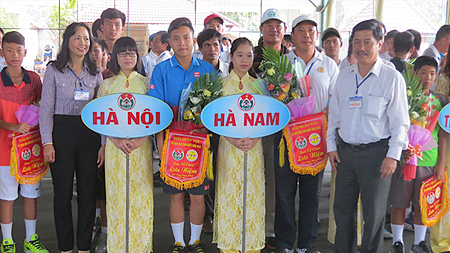 Lãnh đạo tỉnh Đác Nông và Liên đoàn Quần vợt Việt Nam trao cờ lưu niệm cho các đội tham gia giải.