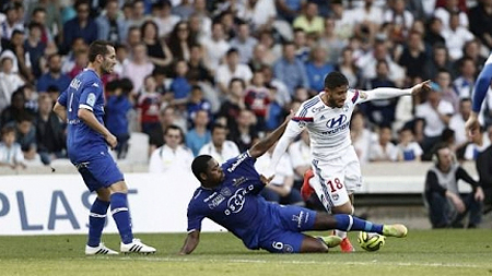  Nabil Fekir (số 18) của Lyon trong vòng vây của các cầu thủ Bastia. (Ảnh: l'Equipe). 