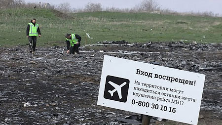 Các nhà điều tra làm việc tại hiện trường máy bay MH17 rơi. Ảnh: Reuters