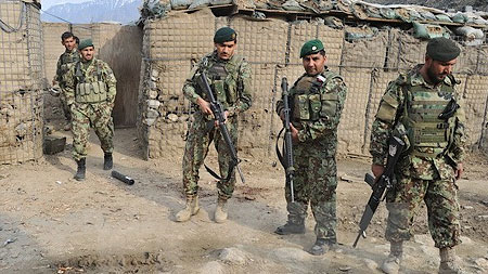 Binh sỹ quân đội chính phủ Afghanistan tại trạm kiểm soát ở tỉnh miền Đông Kunar, gần biên giới với Pakistan. (Nguồn: AFP/TTXVN)