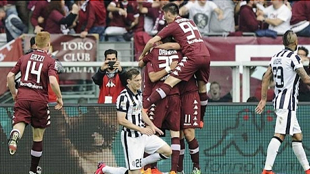  Các cầu thủ Torino ăn mừng chiến thắng lịch sử sau hơn 20 năm trước Juventus. (ảnh: l'Equipe). 