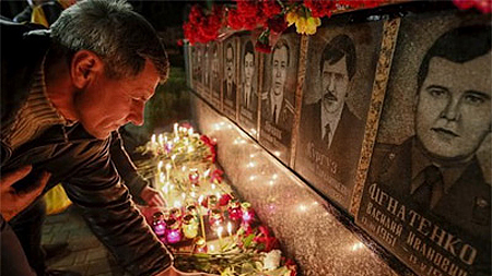 Người dân đặt nến tưởng niệm những người lính cứu hỏa hi sinh trong thảm họa Chernobyl. (Ảnh: Reuters)