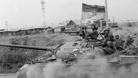 Xe tăng quân giải phóng trong Chiến dịch Hồ Chí Minh. Ảnh: TL