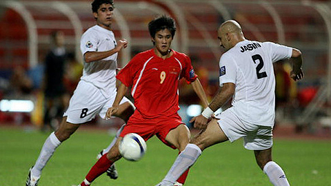 Công Vinh (áo đỏ) tranh bóng trong trận Việt Nam - Iraq ở tứ kết Asian Cup 2007 (Ảnh: Getty)