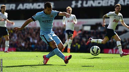  S. Aguero (áo xanh) ghi bàn duy nhất cho Man City. 