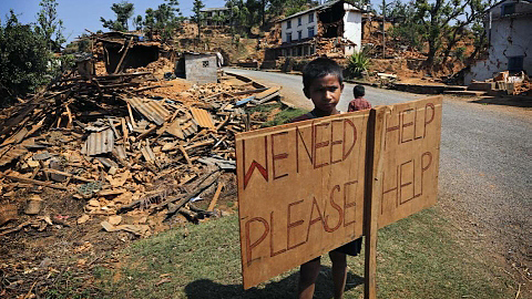 Tấm biển cầu cứu đặt ngay trước ngôi làng Pau-oát-thốc. Ảnh: AP