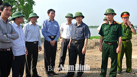 Đồng chí Trần Văn Chung, Phó Bí thư Thường trực Tỉnh uỷ, Chủ tịch HĐND tỉnh kiểm tra hệ thống đê, kè và công tác phòng, chống thiên tai tại kè Đồng Lạc, xã Đại Thắng, huyện Vụ Bản 