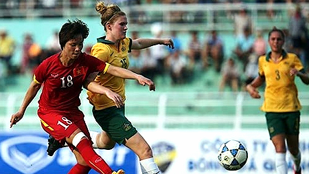  Pha tranh bóng giữa cầu thủ hai đội tuyển nữ Việt Nam và U20 Australia 