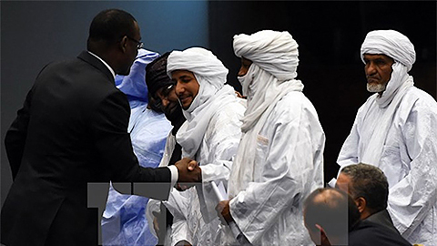 Ngoại trưởng Mali Abdoulaye Diop và các nhóm phiến quân tại lễ ký thỏa thuận hòa bình ngày 1-3.