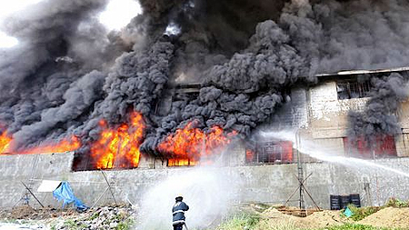 Lửa bao trùm nhà xưởng. Ảnh: mirror.co.uk