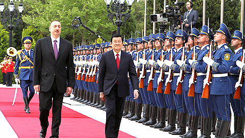 Chủ tịch nước Trương Tấn Sang và Tổng thống Cộng hòa A-déc-bai-gian I-ham A-li-ép duyệt đội danh dự quân đội A-déc-bai-gian.