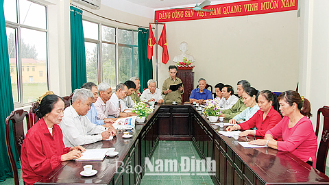 CLB thơ Mỹ Lộc sinh hoạt bình thơ hằng tháng tại Trung tâm VH,TT huyện Mỹ Lộc.