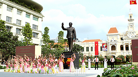 Chương trình nghệ thuật đặc biệt chào mừng Lễ khánh thành Tượng đài Chủ tịch Hồ Chí Minh tại Thành phố mang tên Người, ngày 17-5-2015.Ảnh: Trí Dũng - TTXVN