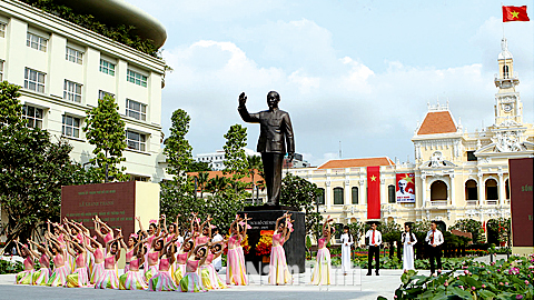 Chương trình nghệ thuật đặc biệt chào mừng Lễ khánh thành Tượng đài Chủ tịch Hồ Chí Minh tại Thành phố mang tên Người, ngày 17-5-2015. Ảnh: Trí Dũng - TTXVN