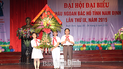 Đồng chí Trần Văn Chung, Phó Bí thư Thường trực Tỉnh ủy, Chủ tịch HĐND tỉnh tặng lẵng hoa tươi thắm chúc mừng Đại hội.