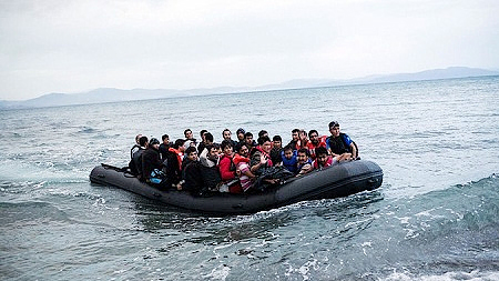 Xuồng cao su chở người tị nạn Afghanistan tới đảo Kos của Hy Lạp hôm thứ 4, ngày 27.5, sau khi vượt biển Aegean từ Thổ Nhĩ Kỳ. Ảnh: The New York Times