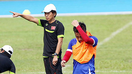 Tuấn Tài (phải) là cầu thủ cuối cùng của U23 Việt Nam bị loại khỏi danh sách thi đấu chính thức. Ảnh: VSI