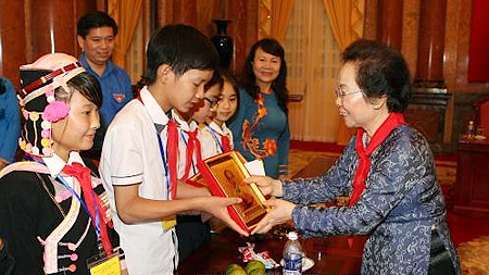 Phó Chủ tịch nước Nguyễn Thị Doan tặng quà các em có hoàn cảnh đặc biệt khó khăn, trẻ em nghèo hiếu học, học giỏi trên toàn quốc. Ảnh: Phạm Kiên - TTXVN