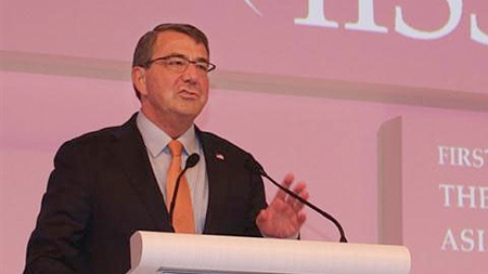 Bộ trưởng Quốc phòng Mỹ Ashton Carter phát biểu tại phiên thảo luận chung đầu tiên. Ảnh: Phóng viên TTXVN tại Singapore