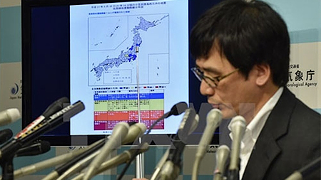 Chuyên gia động đất của Cơ quan khí tượng Nhật Bản trong cuộc họp báo thông báo về động đất tại Tokyo, ngày 30-5. (Nguồn: Kyodo/TTXVN).