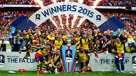  Các cầu thủ Arsenal và chiếc cúp FA mùa bóng 2014-2015. Ảnh Getty 