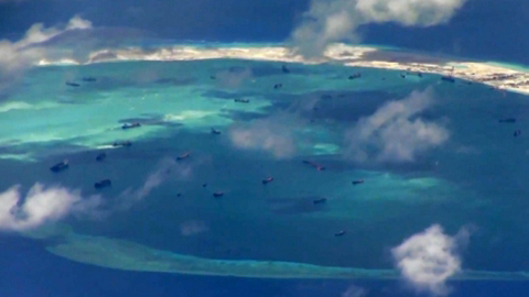 Hình ảnh từ máy bay trinh sát của Mỹ cho thấy Trung Quốc đang cải tạo một bãi đá ở Biển Đông. Ảnh: AP