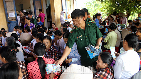 Chiến sĩ Đồn Biên phòng Ba Lạt tuyên truyền về dân số - KHHGĐ cho nhân dân. Ảnh: Do cơ sở cung cấp