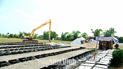 Thi công lát mái kè Ngô Xá mới thuộc huyện Nam Trực.