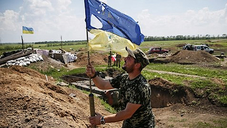Giao tranh giữa quân đội Kiev với lực lượng Donbass ác liệt trở lại từ đầu tháng 6 khiến nhiều binh sĩ 2 bên thiệt mạng (ảnh: Reuters)