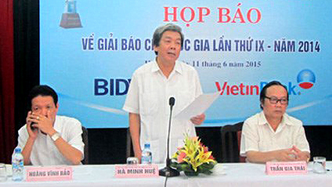 Ông Hà Minh Huệ, Phó Chủ tịch Thường trực Hội Nhà báo Việt Nam phát biểu tại buổi họp báo sáng 11/6 (ảnh: VNE)