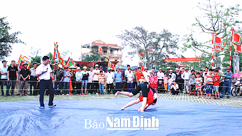 Thi đấu vật trong Lễ hội Phủ Dầy (Vụ Bản) năm 2015. 