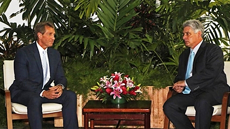 Thượng nghị sĩ Jeff Flake (trái) và Phó Chủ tịch thứ nhất Cuba Miguel Díaz-Canel. Ảnh: AP