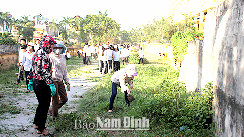 Nhân dân Thị trấn Cổ Lễ (Trực Ninh) làm vệ sinh khu dân cư.