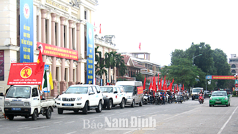 Diễu hành hưởng ứng Tháng hành động quốc gia phòng, chống HIV/AIDS tại Thành phố Nam Định.