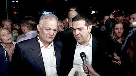 Thủ tướng Hy Lạp Alexis Tsipras (phải) phát biểu trong cuộc họp báo ở Athen. Ảnh: AFP/TTXVN