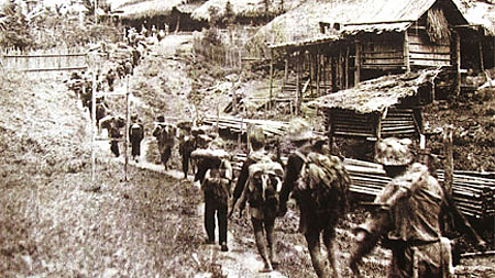    Bộ đội Đại đoàn 316 hành quân lên Tây Bắc trong Chiến cuộc Đông-Xuân 1953-1954. Ảnh tư liệu