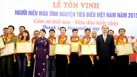  Lễ tôn vinh 100 người hiến máu tiêu biểu năm 2015. (Ảnh: TH)